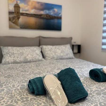 The White Balcony Apartment *